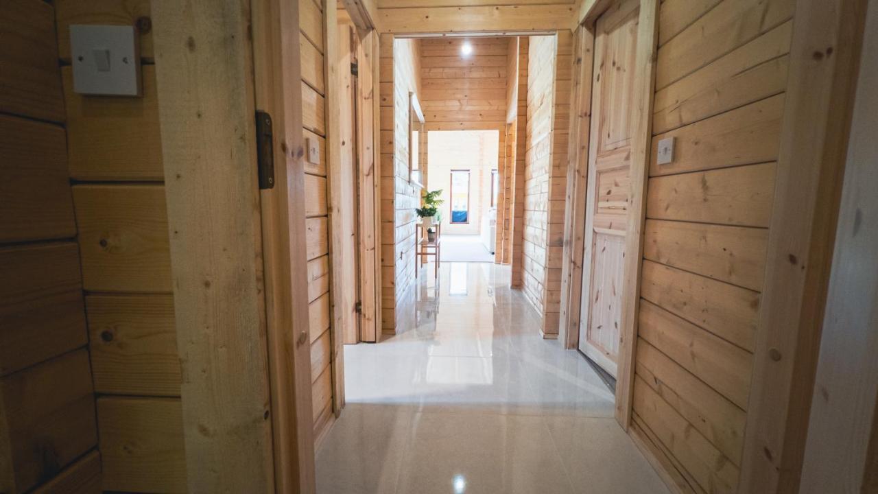 Sundance Lodge, Fantastic New Cabin With Hot Tub - Sleeps 6 - Largest In Felmoor Park Morpeth Exterior photo