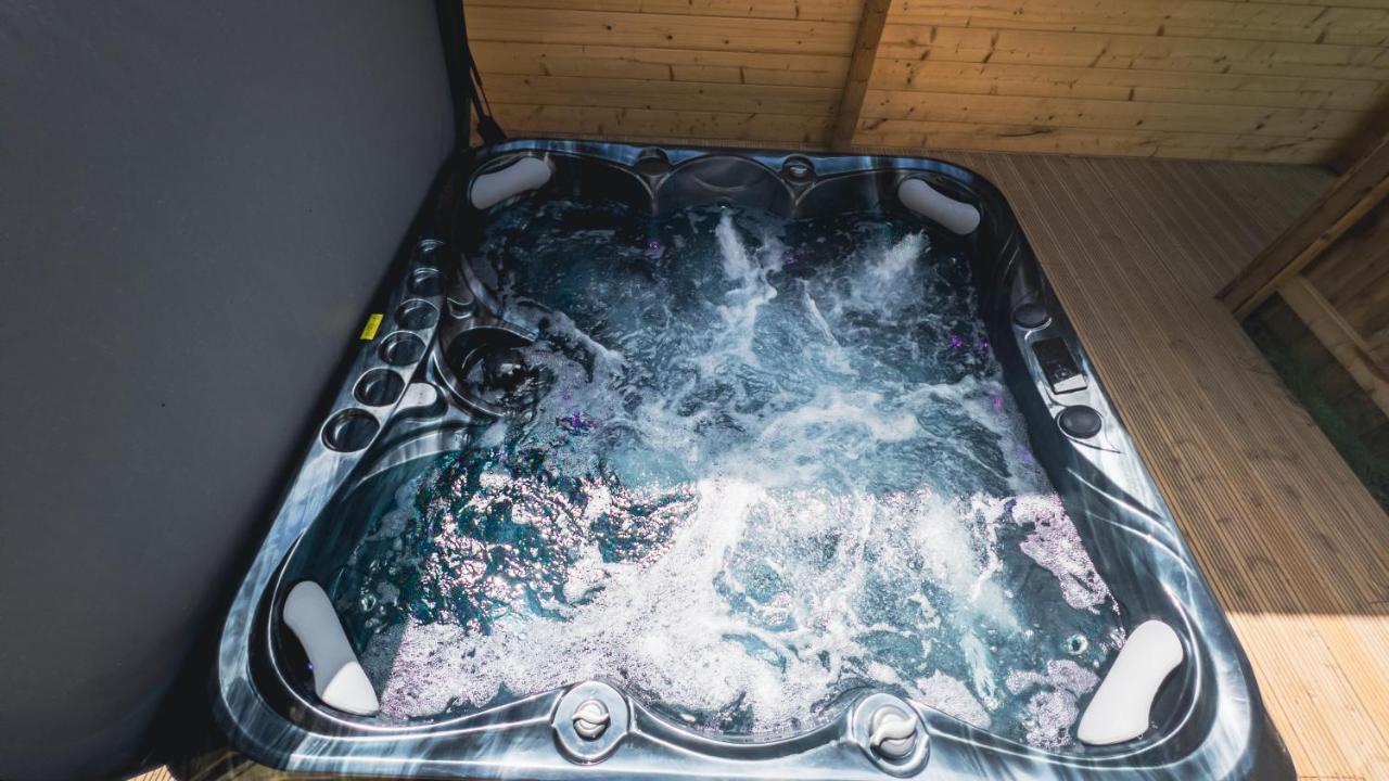 Sundance Lodge, Fantastic New Cabin With Hot Tub - Sleeps 6 - Largest In Felmoor Park Morpeth Exterior photo