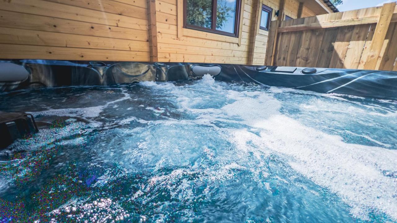 Sundance Lodge, Fantastic New Cabin With Hot Tub - Sleeps 6 - Largest In Felmoor Park Morpeth Exterior photo