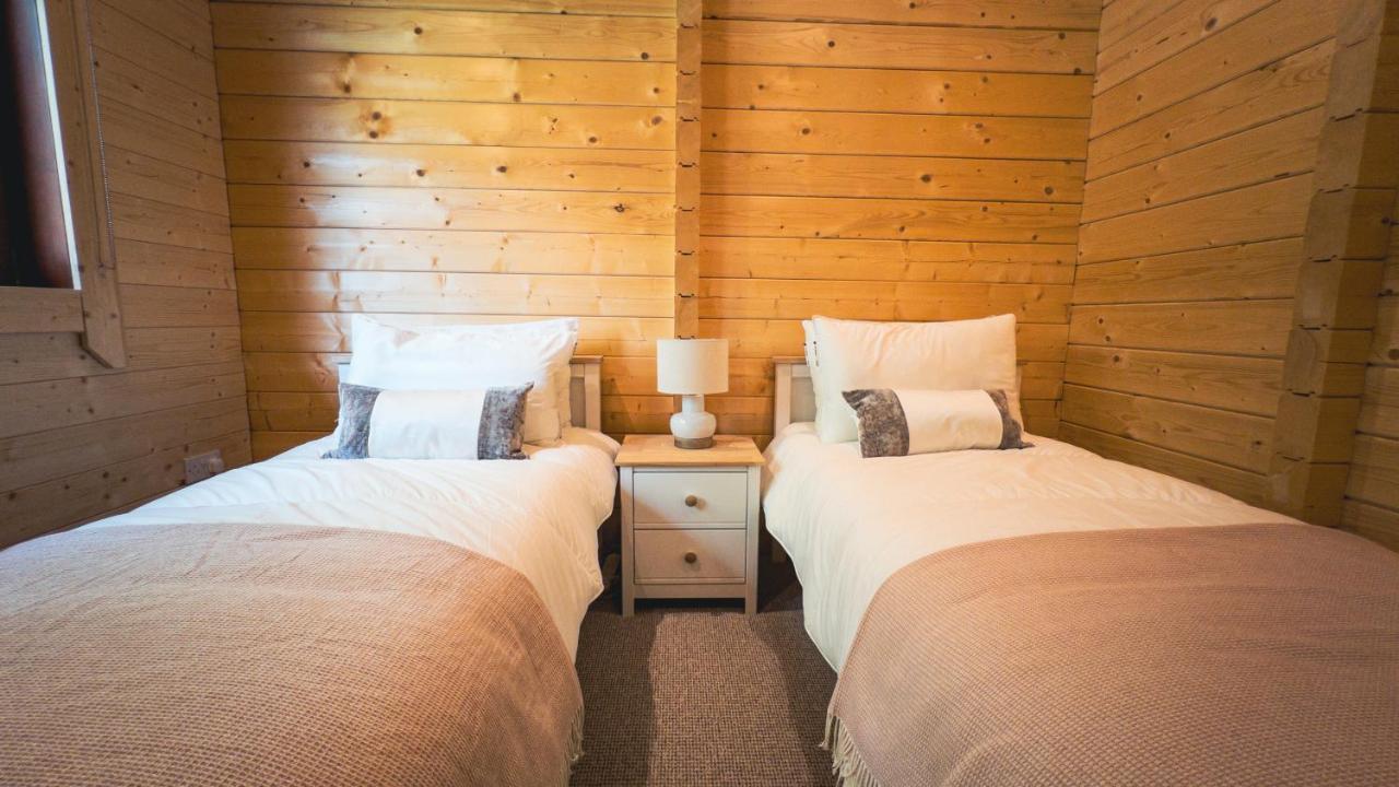 Sundance Lodge, Fantastic New Cabin With Hot Tub - Sleeps 6 - Largest In Felmoor Park Morpeth Exterior photo