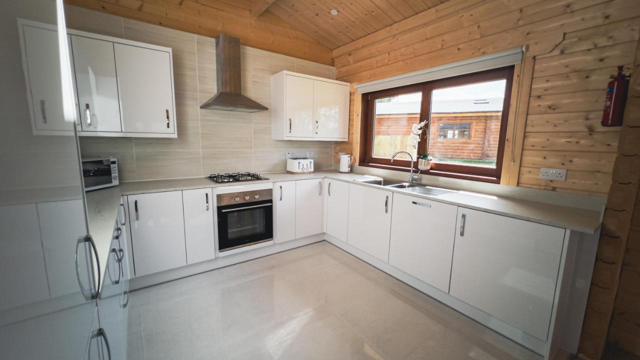 Sundance Lodge, Fantastic New Cabin With Hot Tub - Sleeps 6 - Largest In Felmoor Park Morpeth Exterior photo