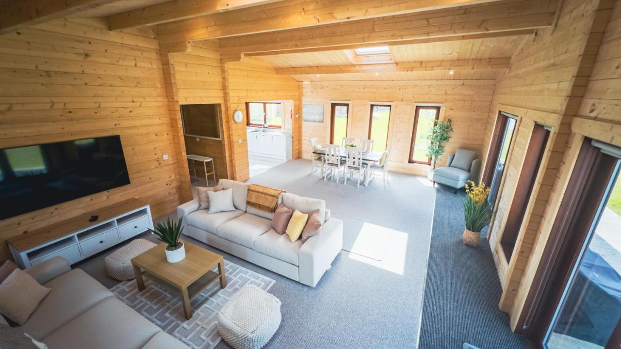 Sundance Lodge, Fantastic New Cabin With Hot Tub - Sleeps 6 - Largest In Felmoor Park Morpeth Exterior photo